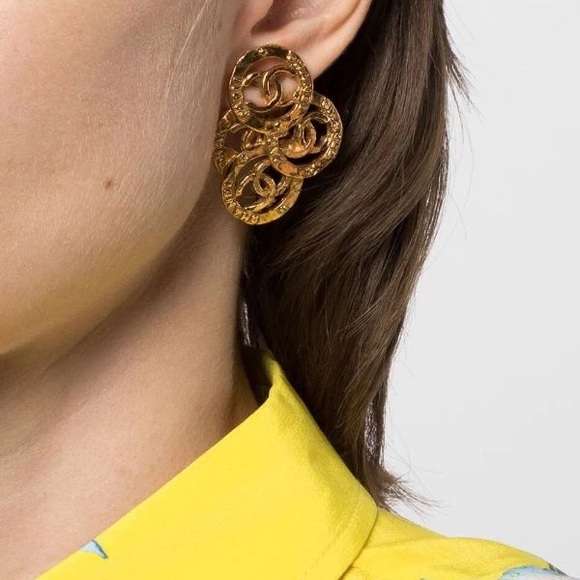 Vintage Chanel CC Cluster Clip On Earrings - Picture 2 of 11